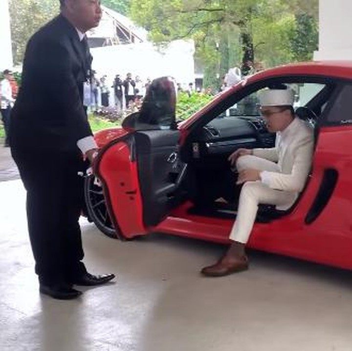 <p>Saat memasuki venue, Sahrul Gunawan diantar menggunakan mobil sport warna merah. Ia pun melangkah keluar dari mobil dengan gagah. (Foto: Instagram: @hengkykurniawan)</p>