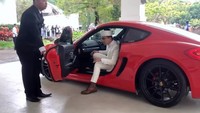 <p>Saat memasuki venue, Sahrul Gunawan diantar menggunakan mobil sport warna merah. Ia pun melangkah keluar dari mobil dengan gagah. (Foto: Instagram: @hengkykurniawan)</p>
