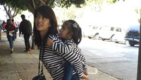 <p>"<em>Slide</em> 1 dan 2 aku kira Ishana sama temannya," ungkap seorang netizen. "Duhh, putrinya sudah gede saja Mbak, bentar lagi remaja," kata netizen lainnya. (Foto: Instagram: @therealdisastr)</p>