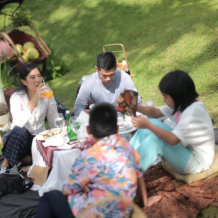 <p>Bunda, kita doakan agar Ishana tumbuh menjadi anak yang sehat dan bahagia, ya. Semoga Ishana terus mendapatkan kebahagiaan dari orang-orang di sekitarnya. (Foto: Instagram: @therealdisastr)</p>