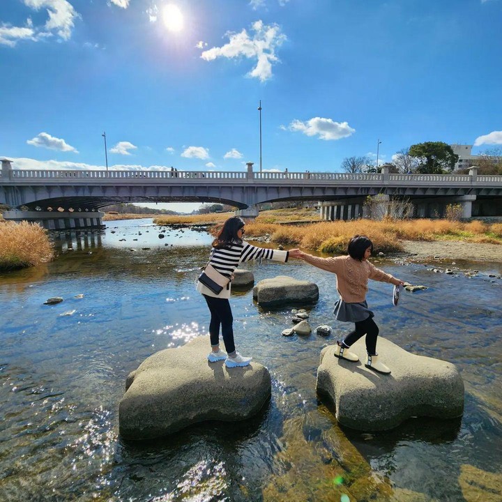 <p>Dalam unggahan itu, Dian memperlihatkan sang anak yang melompati batu di sebuah sungai di Kyoto, Japan. Keduanya terlihat cantik dengan sweater rajut dan rambut terurai. (Foto: Instagram: @therealdisastr)</p>