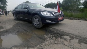 Istana Bantah Ban Mobil Jokowi Bocor, Paspampres Jongkok Geser Kaos
