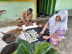 Melihat Pembuatan Emping Melinjo, Cemilan Khas Bengkulu
