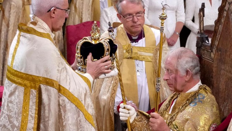 TOPSHOT - The Archbishop of Canterbury Justin Welby places the St Edward's Crown onto the head of Britain's King Charles III during the Coronation Ceremony inside Westminster Abbey in central London on May 6, 2023. - The set-piece coronation is the first in Britain in 70 years, and only the second in history to be televised. Charles will be the 40th reigning monarch to be crowned at the central London church since King William I in 1066. Outside the UK, he is also king of 14 other Commonwealth countries, including Australia, Canada and New Zealand. Camilla, his second wife, will be crowned queen alongside him and be known as Queen Camilla after the ceremony. (Photo by Victoria Jones / POOL / AFP) (Photo by VICTORIA JONES/POOL/AFP via Getty Images)
