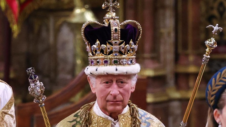Raja Charles III kenakan Mahkota St Edward pada saat momen Penobatannya.