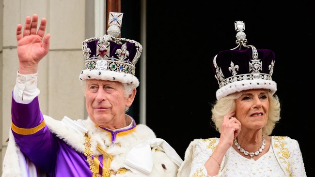 Raja Charles III yang baru dinobatkan menjadi raja Inggris menggantikan mendiang Ratu Elizabeth II akhir pekan lalu memiliki kekayaan Rp1,48 triliun.
