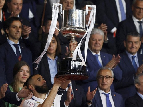 Soccer Football - Copa del Rey - Final - Real Madrid v Osasuna - Estadio de La Cartuja, Seville, Spain - May 7, 2023Real Madrid's Karim Benzema celebrates with the trophy after winning the Copa del Rey as King Felipe VI of Spain looks on REUTERS/Marc