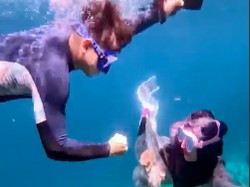 Aksi Kocak Ria Ricis-Teuku Ryan Adu Tahan Napas di Laut