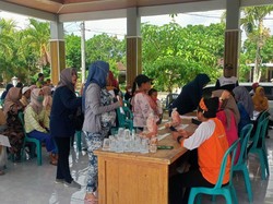 Senangnya Ribuan Keluarga Stunting Banyuwangi Dapat Bansos Ayam dan Telur