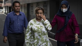 Lina Mukherjee Nangis Jelang Sidang Makan Babi: Aku Rindu Ibu