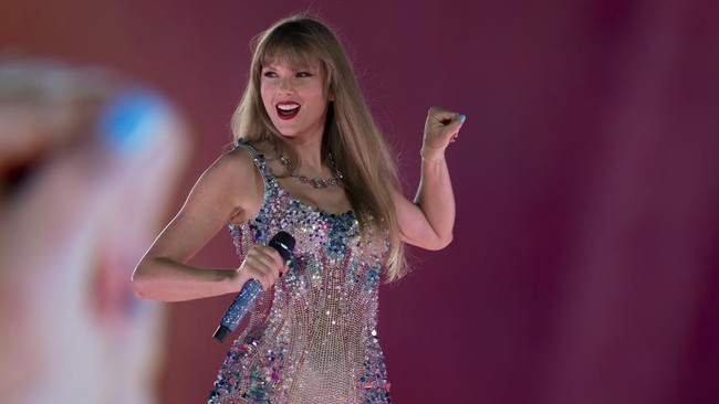 Taylor Swift menambah tanggal konsernya di Singapura. Kini, Taylor Swift bakal konser di Singapura selama enam hari, yakni 2-4 dan 7-9 Maret 2024.
