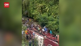 VIDEO: Detik-detik Bus di Tegal Jatuh ke Sungai