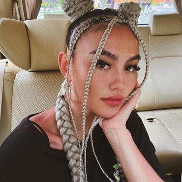 Cara Simple Agnez Mo Jaga Kesehatan Rambut dan Kulit Kepala
