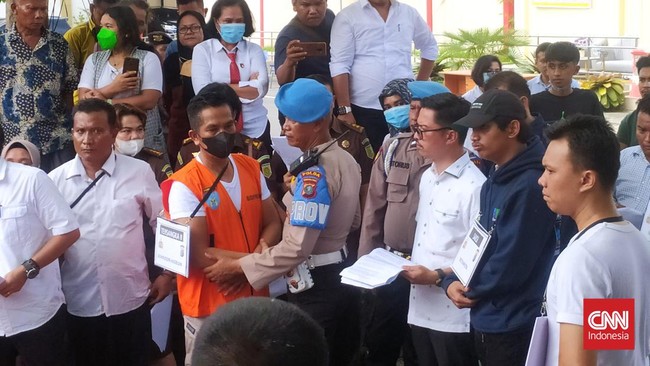 AKBP Achiruddin Hasibuan juga dituntut denda Rp50 juta subsider 3 bulan penjara terkait dugaan penimbunan BBM bersubsidi jenis solar secara ilegal.