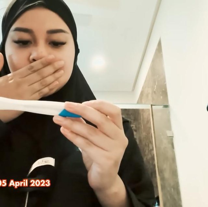 <p>Selain di Instagram, Aurel juga membagikan vlog saat pertama kali mengecek kehamilannya dengan test pack pada 5 April lalu. Aurel memberanikan diri tes kehamilan setelah tak kunjung haid usai pulang dari umrah. Aurel tampak syok saat tahu dirinya hamil. "Aku kayak syok gitu loh," katanya. Aku kayak syok gitu loh. Foto: YouTube AH)</p>
