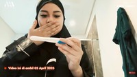 <p>Selain di Instagram, Aurel juga membagikan vlog saat pertama kali mengecek kehamilannya dengan test pack pada 5 April lalu. Aurel memberanikan diri tes kehamilan setelah tak kunjung haid usai pulang dari umrah. Aurel tampak syok saat tahu dirinya hamil. "Aku kayak syok gitu loh," katanya. Aku kayak syok gitu loh. Foto: YouTube AH)</p>
