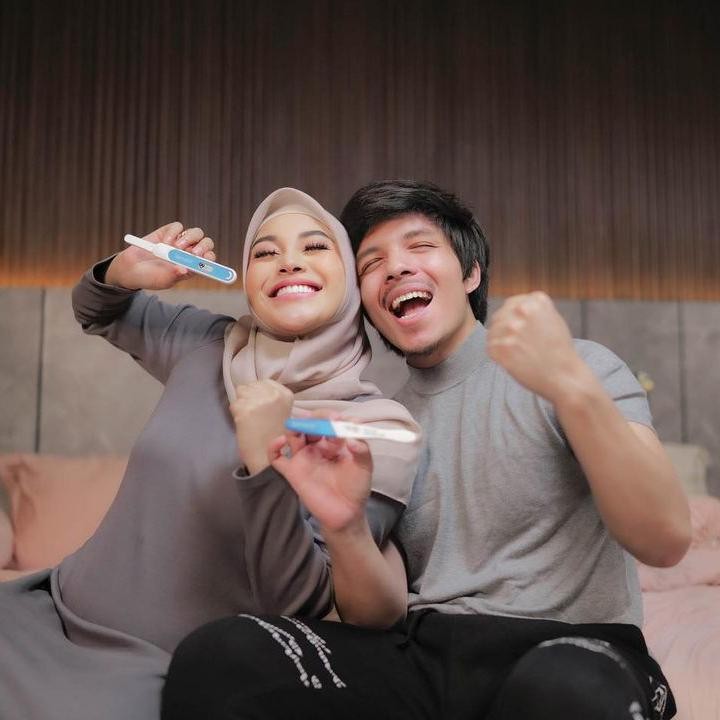 <p>Aurel Hermansyah dan Atta Halilintar membagikan kabar bahagia usai pulang umrah. Pasangan ini akan segera dikaruniai anak kedua, Bunda. (Foto: Instagram @attahalilintar)</p>