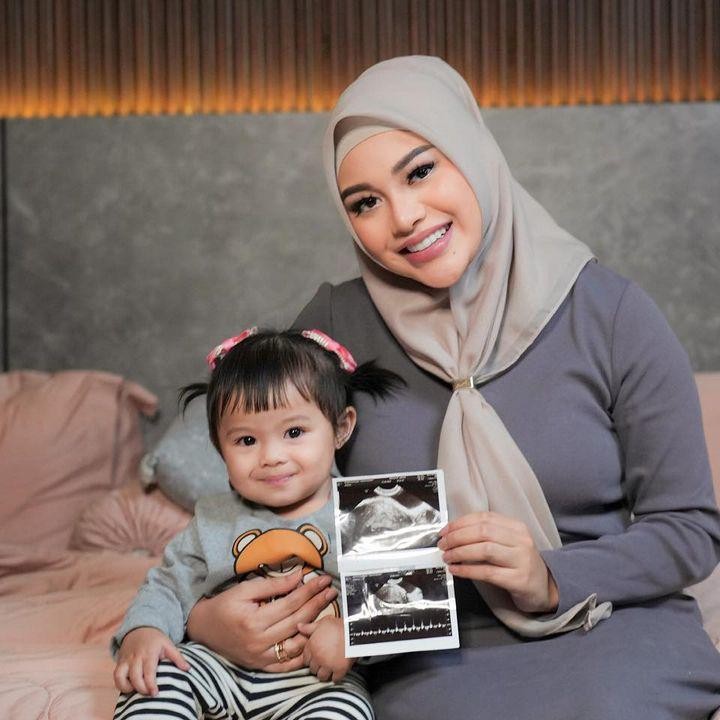 <p>Sampai saat ini, baby bump kehamilan Aurel belum terlihat jelas. Meski begitu, aura glowing sudah terpancar di wajah wanita 24 tahun ini. (Foto: Instagram @attahalilintar)</p>