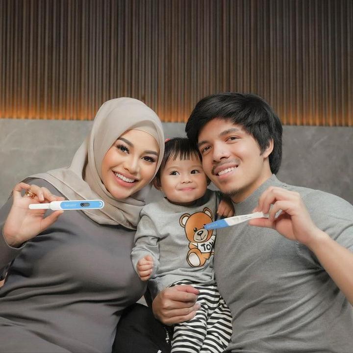<p>Keduanya juga membagikan momen saat bersama putri mereka, Ameena. Atta bersyukur sebentar lagi akan kedatangan satu anggota keluarga baru. "Alhamdulillah ya Allahhh..Dari berdua jadi bertiga, Dan sekarang akan jadi berempat," tulisnya. (Foto: Instagram @attahalilintar)</p>