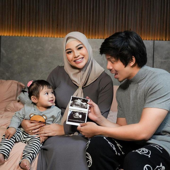 <p>Aurel Hermansyah sedang menanti kehadiran anak keduanya. Istri Atta Halilintar ini sedang hamil anak kedua, Bunda.(Foto: Instagram @attahalilintar/ YouTube AH)</p>