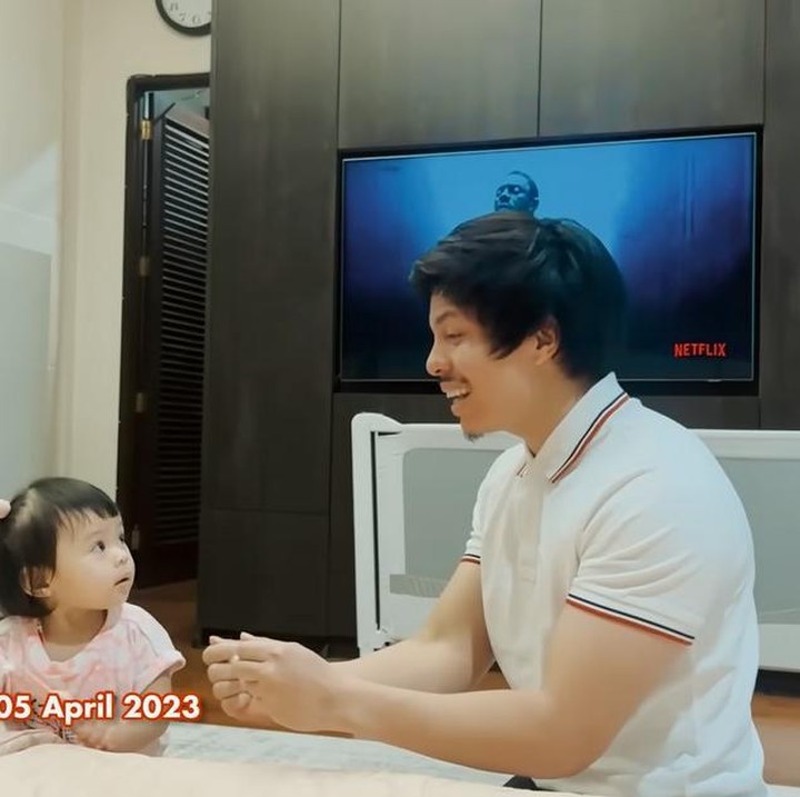 <p>Ekspresi bahagia terlihat dari wajah Atta saat pertama kali melihat hasil test pack istrinya. Atta langsung berlari ke arah Ameena untuk menunjukkan hasil test pack, kemudian mencium wajah Aurel. Kita doakan sehat dan lancar sampai melahirkan ya, Bunda. (Foto: YouTube AH)</p>