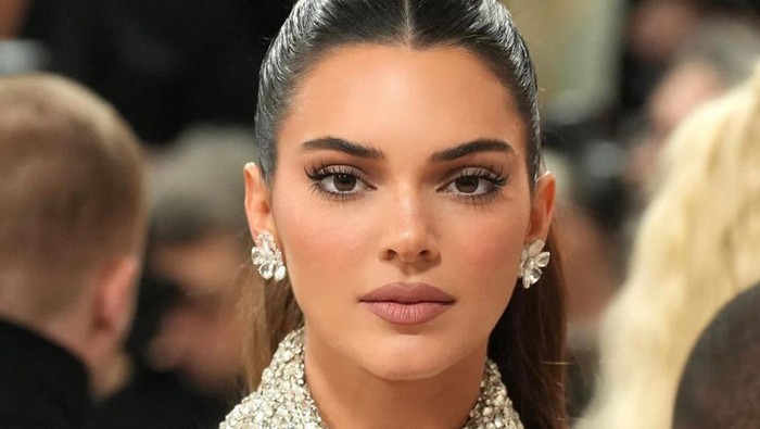 Kendall Jenner Pakai Produk Makeup Drugstore di Bawah Rp300 Ribu Saat Tampil di Met Gala 2023, Ini Bocoran Produknya!
