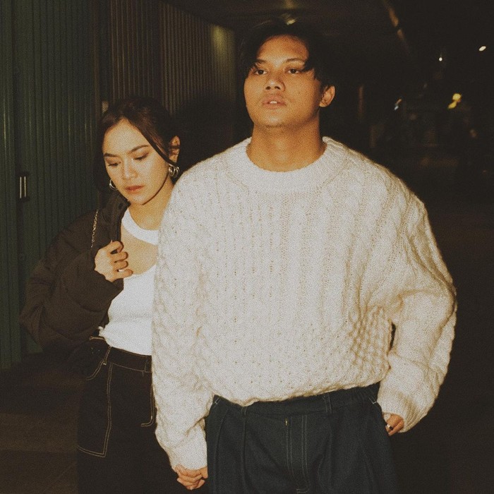 Couple outfit tak harus sama persis, Beauties. Mahalini tampil super chic dengan cut out top putih, sedangkan Rizky Febian memakai sweater berwana senada lalu keduanya memadukannya dengan celana jeans/Foto: Instagram.com/Rizkyfbian