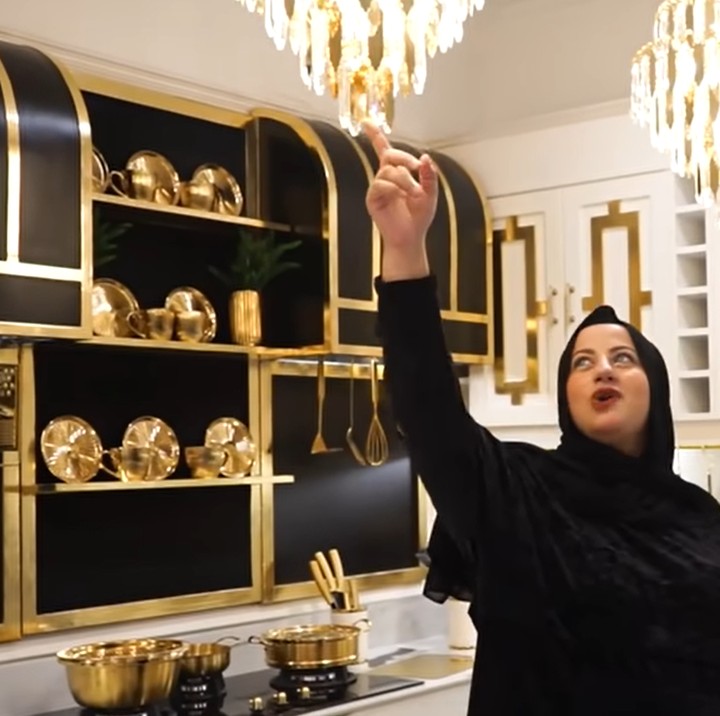 <p>Selain itu, Tasyi juga sangat bangga dengan lampu-lampu yang menghiasi dapur barunya. "Terus di atas ini ada 3 lampu, alhamdulllah aku dapat lampunya cantik banget kayak <em>gatsby</em> gitu. Aku enggak tahu di kamera akan terlihat bagus atau enggak, tapi aku cinta banget," ucapnya. (Foto: YouTube Tasyi Athasyia)</p>