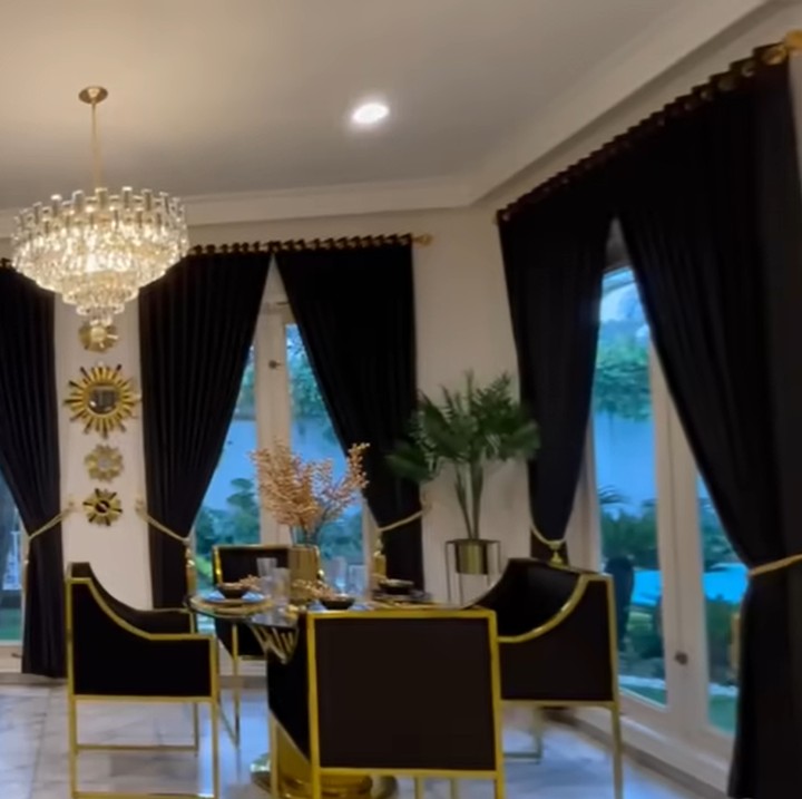 <p>Dapur Tasyi juga dilengkapi dengan meja kecil yang sering dipakai oleh para krunya ketika syuting. Selain itu, ia juga membeli sofa dan meja panjang khusus untuk mukbang. "Sengaja bikin kursi dan meja panjang kalau aku ada collab sama orang, atau aku mau mukbang bisa duduk ramai-ramai. Di rumah lama itu sempit banget makanya sekarang aku bikin yang panjang buat review makanan di sini," tuturnya. (Foto: YouTube Tasyi Athasyia)</p>