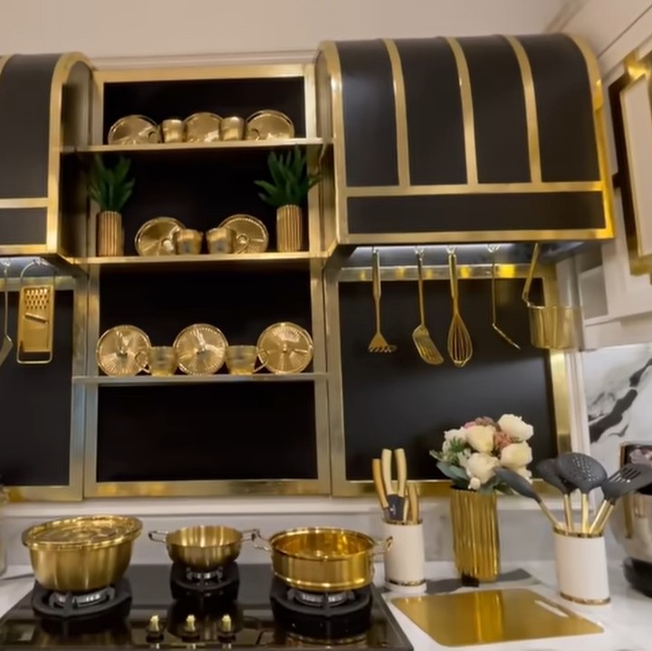 <p>Dapur Tasyi dilengkapi dengan berbagai perabot bernuansa emas. Namun ternyata, peralatan itu hanya digunakan sebagai pajangan dan tidak dipakai untuk memasak. "Perabotannya aku cari serba <em>gold.</em> Tapi barang ini hanya ornamen pajangan untuk syuting. Yang aku pakai aku simpan di laci bawah ini. Soalnya barang pajangan kalau dipakai sudah pasti rusak," jelasnya. (Foto: YouTube Tasyi Athasyia)</p>