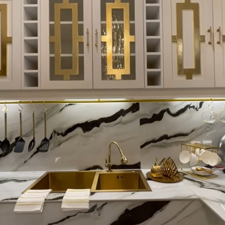 <p>Tasyi Athasyia melakukan renovasi dapur rumahnya. Renovasi itu merubah penampilan dapurnya dengan sangat drastis, Bunda. "Ini dia kitchen barunya. Temanya beda banget sama sebelumnya. Kitchen lama benar-benar <em>pastel girly</em> gitu, sekarang benar-benar <em>black, gold, and white</em>. Ini karena selain warna pastel, aku juga suka <em>black, white, and gold,"</em> papar Tasyi. (Foto: YouTube Tasyi Athasyia)</p>