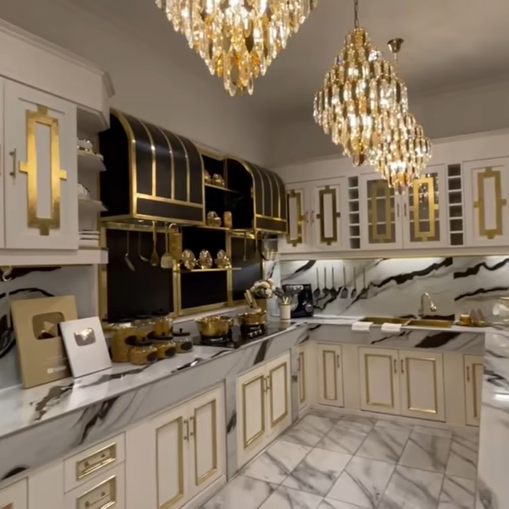 <p>Dapur tersebut dibangun karena Tasyi terinspirasi dari sebuah foto dapur di media sosial, Bunda. "Aku terinspirasi dari foto di Pinterest. Foto itu yang bikin aku pengen bikin dapur bertema<em> black, white, and gold</em>. Kebetulan aku dapat marmer yang hampir mirip dengan di foto," ia bercerita. (Foto: YouTube Tasyi Athasyia)</p>