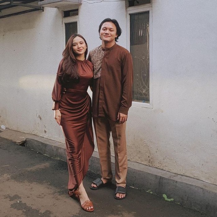 Di Hari Raya Idul Fitri tahun ini, Mahalini dan Rizky Febian kompak memakai outfit berwarna coklat. Manis banget ya, Beauties?/Foto: Instagram.com/Rizkyfbian
