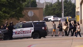 FOTO: Lagi-lagi Penembakan di AS Sasar Pengunjung Mal Texas