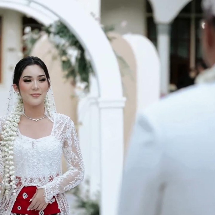 <p>Fay membagikan potret suasana akad nikahnya di media sosial. Wanita 23 tahun ini tampil cantik dengan kebaya putih khas Jawa. (Foto: Instgram @faynabilalxndr)</p>