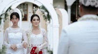<p>Fay membagikan potret suasana akad nikahnya di media sosial. Wanita 23 tahun ini tampil cantik dengan kebaya putih khas Jawa. (Foto: Instgram @faynabilalxndr)</p>