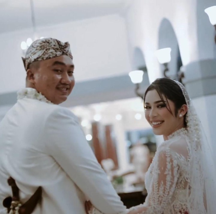 <p>Aktris dan penari Fay Nabila resmi menikah dengan pujaan hatinya, Rama Restu. Keduanya menggelar akad nikah pada 5 Mei 2023, Bunda. (Foto: Instgram @faynabilalxndr)</p>