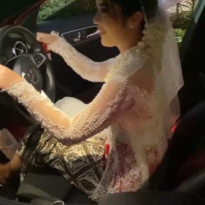 <p>Tak lama setelah serah terima, Fay langsung mencoba mobil barunya, masih dengan mengenakan kebaya akad nikah lengkap. (Foto: Instgram @faynabilalxndr)</p>