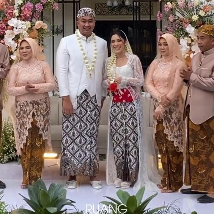 <p>Fay membagikan momen saat serah terima mobil dengan Rama yang sudah sah menjadi suaminya. Raut bahagia terlihat jelas dari wajah Fay. (Foto: Instgram @faynabilalxndr)</p>