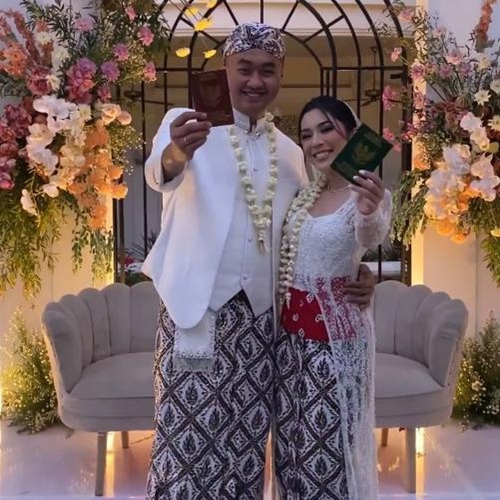 <p>Tak hanya itu saja, Rama memberikan kejutan untuk Fay di hari bahagia pernikahannya. Rama memberikan hadiah mobil yang sudah menjadi idaman Fay. (Foto: Instgram @faynabilalxndr)</p>