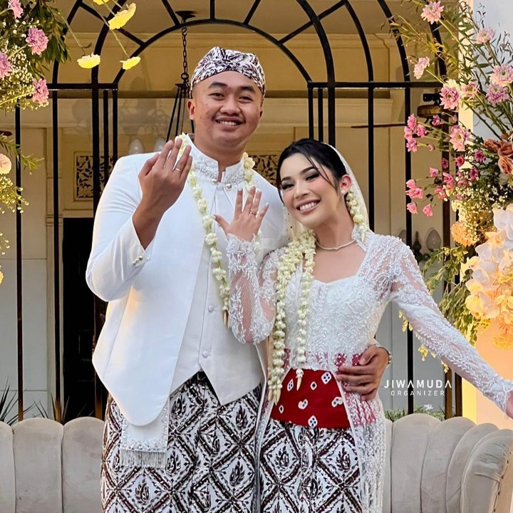 <p>Hubungan Fay dengan Rama memang jarang terekspos publik. Sebelum resmi menikah, kaduanya telah menggelar acara lamaran pada Januari lalu. Semoga bahagia dan langgeng selalu ya. (Foto: Instgram @faynabilalxndr)</p>