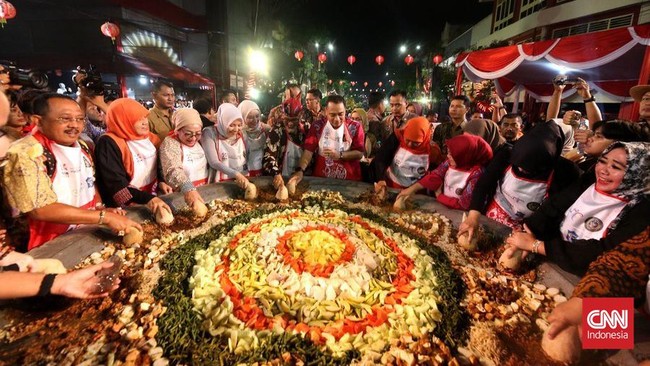 Warga ditahan masuk hingga malam hari dalam Festival Rujak Surabaya, sementara pejabat bebas masuk. Warga mengkritik festival itu pesta pejabat.
