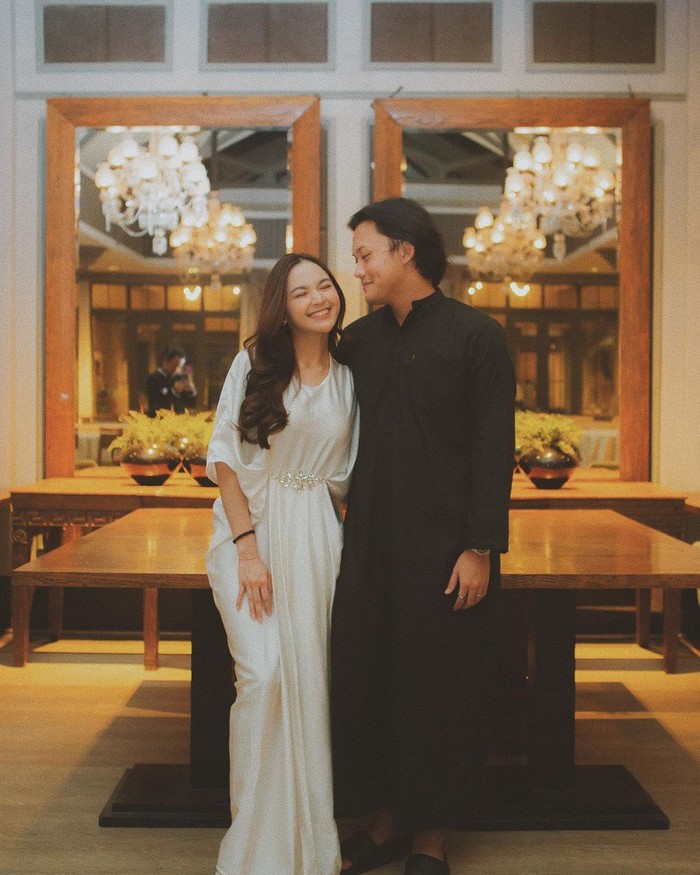 Kaftan dan Thawb atau gamis pria juga bisa dijadikan outfit kompak di hari spesial seperti potret Mahalini dan Rizky Febian di atas./Foto: Instagram.com/Rizkyfbian