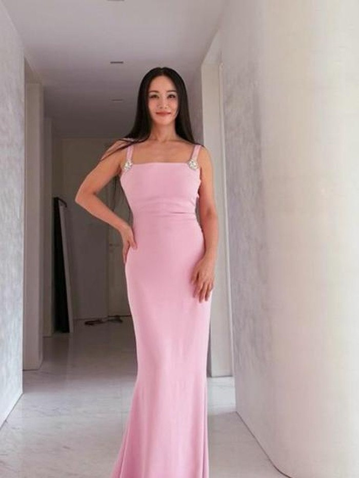 Ia debut sebagai aktris pada 1992, lewat perannya dalam film Marriage Story. Setahun setelahnya yakni pada 1993, Uhm Jung Hwa merilis album pertamanya sebagai penyanyi bertajuk “Sorrowful Secret”./Foto: instagram.com/umaizing