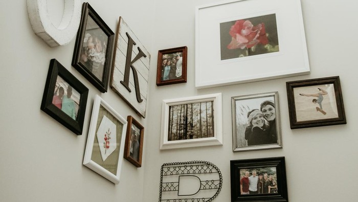 img-title Tempat Terbaik dan Terburuk Menempatkan Foto Keluarga di Rumah Menurut Feng Shui, Apa Efeknya?