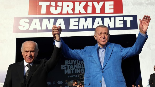 Selain menaikkan gaji pekerja publik hingga 45 persen, Erdogan juga berjanji menurunkan suku bunga jika terpilih kembali sebagai presiden Turki.