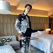 Gaya Johnny NCT di Gold Gala, Sempat Berpose Bareng Taecyeon '2PM' dan Eric Nam!