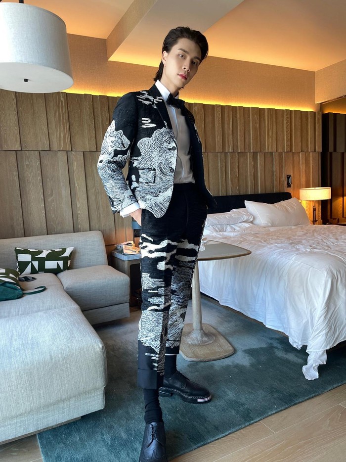Pada Sabtu, (6/5) lalu, salah satu anggota boy group NCT yakni Johnny Suh atau Johnny menghadiri acara Gold House 'Gold Gala'./ Foto: twitter.com/NCTsmtown