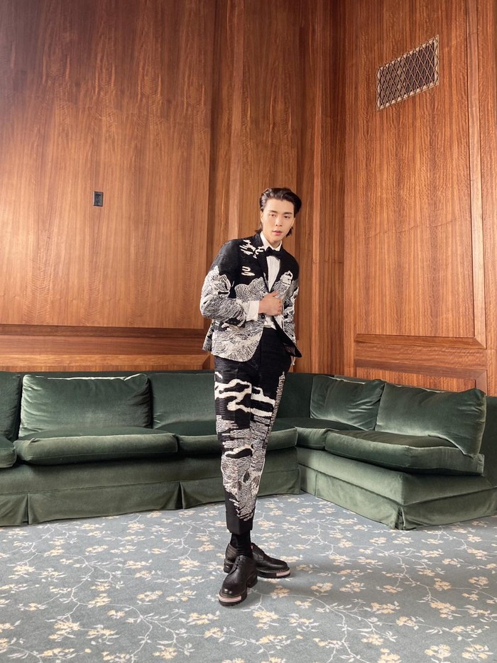 Penampilan Johnny yang menarik perhatian sukses membuat namanya menjadi trending topic di Twitter dengan tagar #JohnnySuhXGoldGala, Beauties./ Foto: twitter.com/NCTsmtown