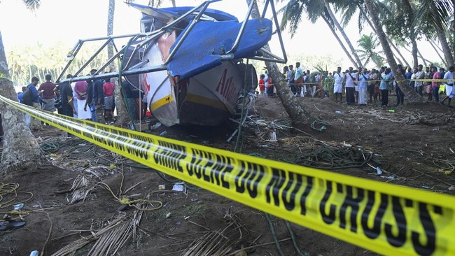 FOTO: Kengerian Kapal Wisata India Terbalik hingga Tewaskan 22 Turis